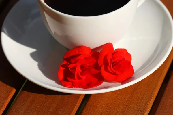 Kaffee und rote Blumen — Stockfoto