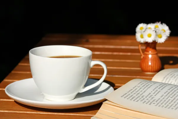 Kaffee und Buch — Stockfoto