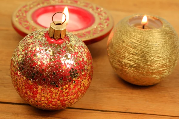 Kerstmis bal en kaarsen — Stockfoto