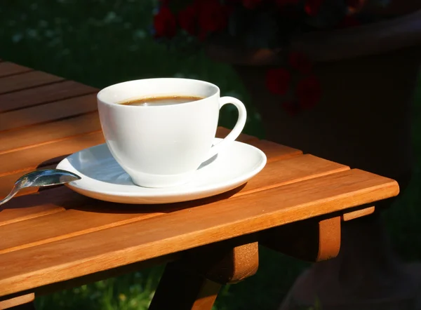 Koffie ontspannen in de tuin — Stockfoto