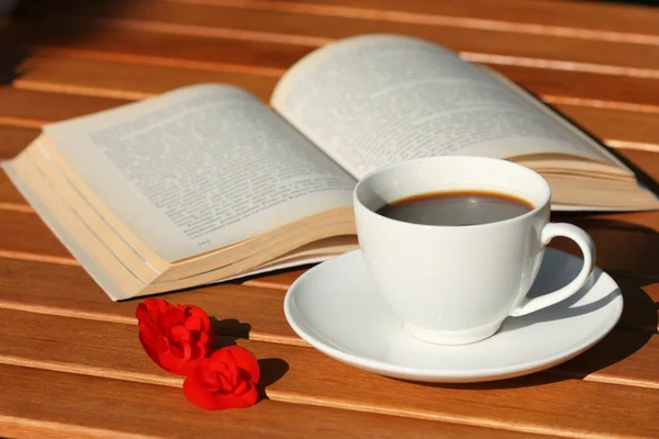 Buch und Kaffee — Stockfoto