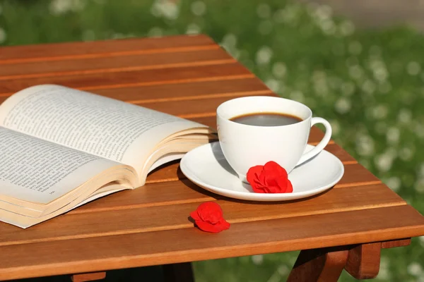 Buch und Kaffee entspannen — Stockfoto