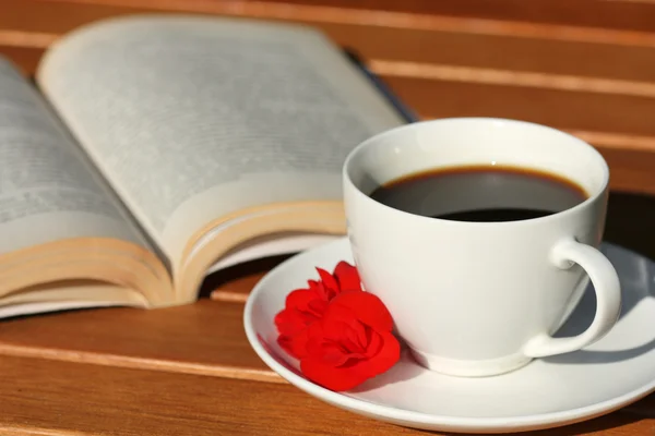 Kaffee und Buch — Stockfoto