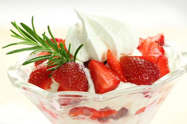 Eton mess jordgubbs efterrätt — Stockfoto