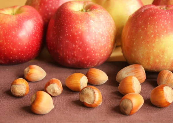 Nuts and apples — Stock Photo, Image