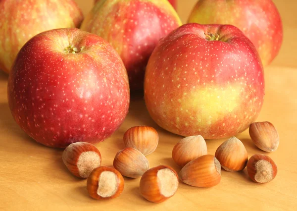 Nuts and apples — Stock Photo, Image