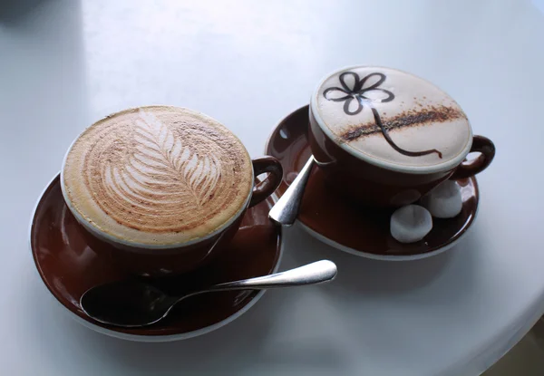 Cappuccino dan cangkir coklat — Stok Foto