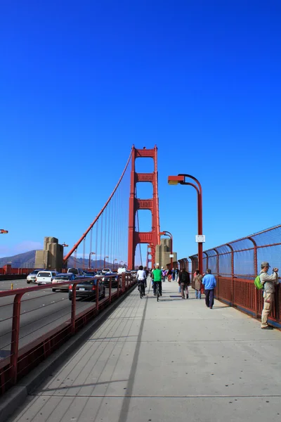 Tourists on Golden Gate bridge — Stock Photo, Image