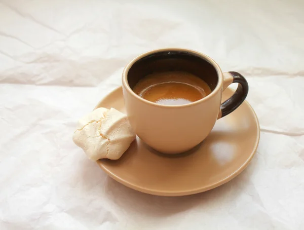 Kaffee und Baiser-Plätzchen — Stockfoto