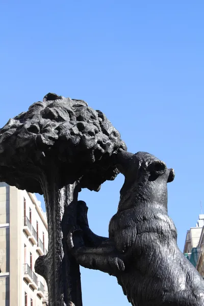 Bear and strawberry tree in Madrid — Stock Photo, Image