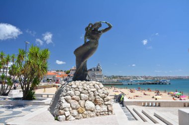 Cascais, Portekiz - 4 Temmuz 2021: Monumento aos Descobrimentos Portugueses, Cascais, Portekiz. Praia da Ribeira 'nın deniz kızına benzeyen kadın heykeli..