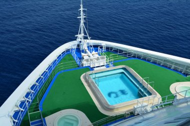 Curacao, Karayip Denizi - 28 Mart 2017: Karayip Kraliyet Prenses gemisinin pruvasında yüzme havuzu. Kraliyet Prensesi, Prenses Cruises tarafından işletiliyor ve 3600 yolcu kapasitesine sahip.