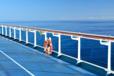 Curacao, Karayip Denizi - 28 Mart 2017: korkuluklarda can simidi olan Kraliyet Prenses yolcu gemisi. Kraliyet Prensesi, Prenses Cruises tarafından işletilen bir yolcu gemisidir..