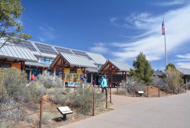 Grand Canyon Village, Arizona, ABD - 25 Mart 2018: Turistler Arizona, ABD 'deki Grand Canyon South Rim' deki Grand Canyon Ziyaretçi Merkezi 'ni ziyaret ettiler.