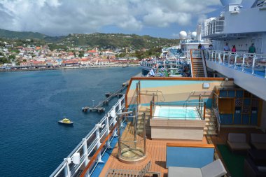 Grenada, Karayipler - 25 Mart 2017: Kraliyet Prenses gemisi Karayipler 'deki Saint George limanından ayrılıyor. Kraliyet Prensesi, Prenses Cruises tarafından işletiliyor ve 3600 yolcu kapasitesine sahip.