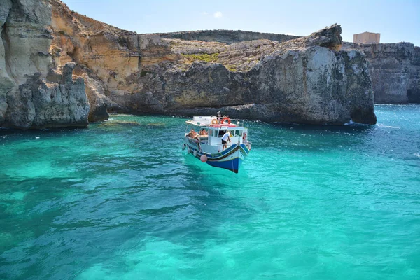 Comino Malta Agosto 2020 Barco Turístico Baía Lagoa Cristal Ilha — Fotografia de Stock