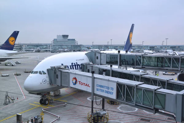 Frankfurt, Almanya - 17 Mart 2017: Lufthansa Airbus A380 uçağı Frankfurt 'taki havaalanından Miami' ye gidecek yolcuların binişi için hazırlanıyor. Airbus A380 dünyanın en büyük yolcu uçağıdır..