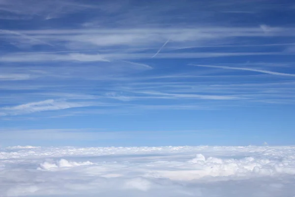 雲の上に青空 飛行機の窓の眺め — ストック写真