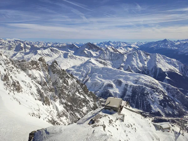 Courmayeur, İtalya - 20 Şubat 2020: Punta Helbronner 'in İtalya' daki Aosta Vadisi 'ndeki Alpler' in havadan kış manzarası.