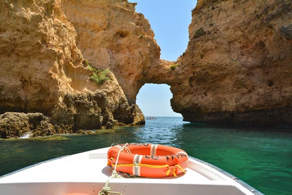 Ponta da Piedade, Algarve, Portekiz 'deki su kayaları kemerlerini araştırıyorum..