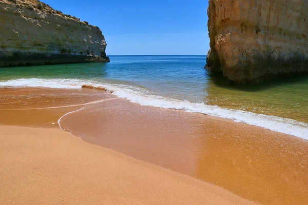 Praia Algarve Portugal Falésias Areia Ondas Oceânicas — Fotografia de Stock