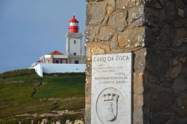 Cabo da Roca, Portekiz - 4 Temmuz 2021: Cabo da Roca anıtı çapraz pano ve deniz feneri. Cabo da Roca, Portekiz 'de Avrupa kıtasının en batı noktasıdır..