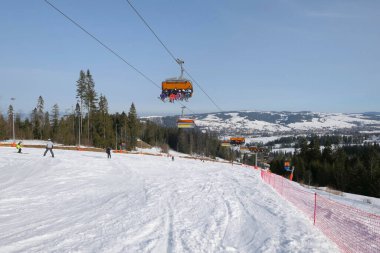 Bialka Tatrzanska, Polonya - 23 Şubat 2021: Popüler kış beldesi Kotelnica Bialczanska 'da Podhale bölgesinde kayak pisti.
