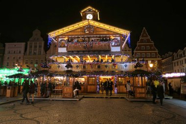 Wroclaw, Polonya - 21 Aralık 2019: Wroclaw, Polonya 'da geleneksel Noel pazarı