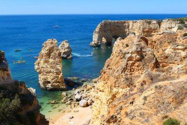 Praia da Marinha plajı ve Arco Doğal çift kemerli uçurumlar Algarve, Portekiz,
