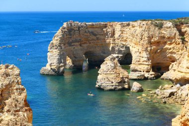 Portekiz, Algarve 'deki Praia da Marinha Arco Doğal çifte kemer kayalıklarının manzarası,