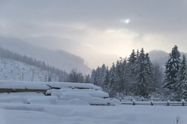 Dağlarda kış manzarası.