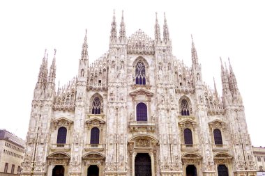 Milano Katedrali Duomo di Milano, dünyanın en büyük kiliselerinden biri, beyaz arka planda izole edilmiş. Piazza del Duomo.