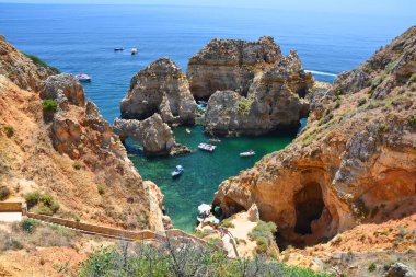 Ponta da Piedade Körfezi, Algarve, Portekiz 'deki kayalıklar ve kayalıklar manzara manzarası.