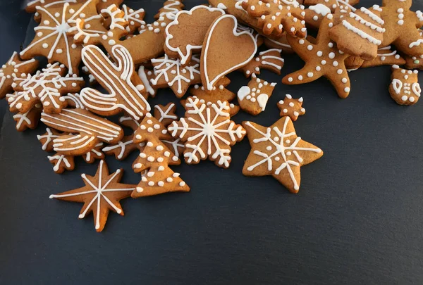 黒を基調としたクリスマスジンジャーブレッドクッキー — ストック写真