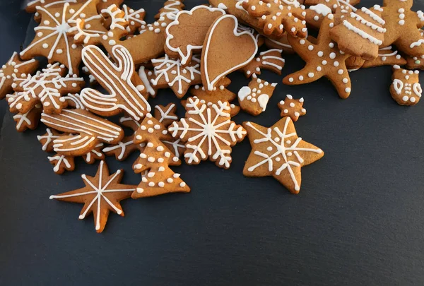 Weihnachten Lebkuchen Auf Schwarzem Hintergrund — Stockfoto