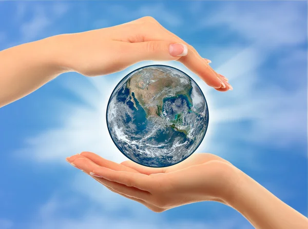 Jorden i händer, Foto av jorden från nasa — Stockfoto