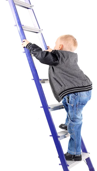 Мальчик поднимается по лестнице, белый фон — стоковое фото