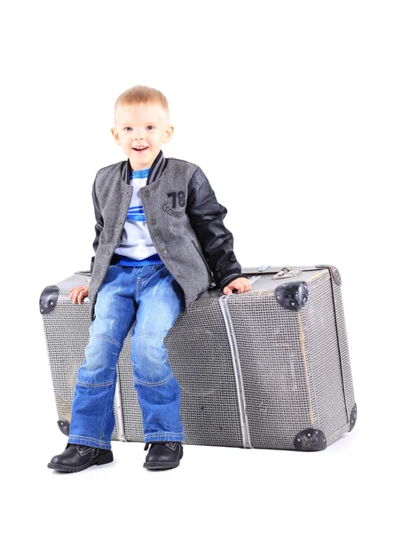 Rapaz viajante com uma mala. Isolado sobre fundo branco — Fotografia de Stock