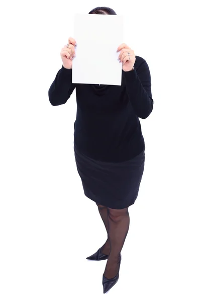 Mujer de negocios sosteniendo un panel blanco en frente de su cara en el — Foto de Stock