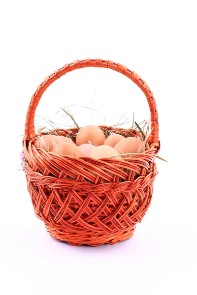 Ovos e cesta isolados sobre fundo branco — Fotografia de Stock