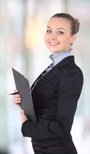 Alegre hermosa mujer de negocios con la escritura portapapeles , — Foto de Stock