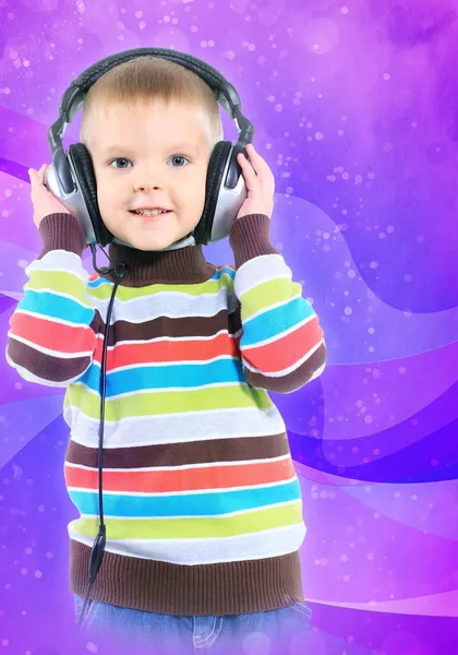 Niño en auriculares, fondo de color —  Fotos de Stock