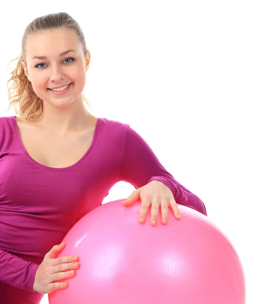 Mujer fitness con bola sonriente alegre y feliz, aislado en w — Foto de Stock