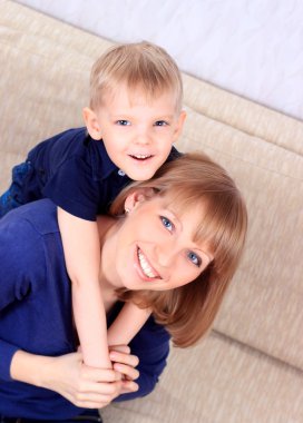 Anne ve oğul aile portresi