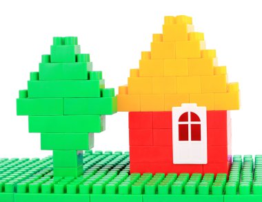 Evi ve üzerinde beyaz izole ağaç