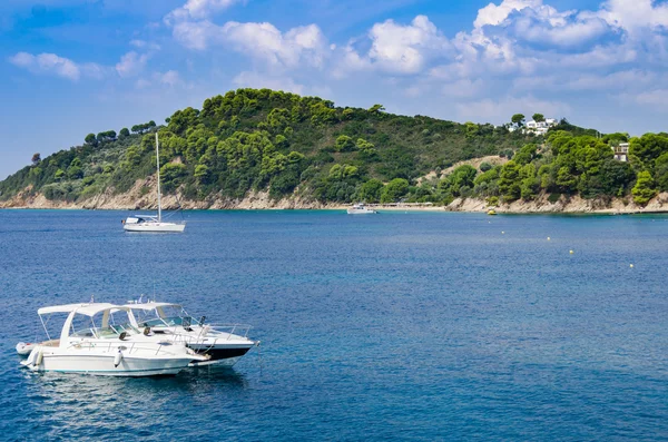 Blue sea and boat background — Stock Photo, Image