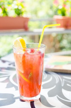 çilek ve limonlu kokteyl