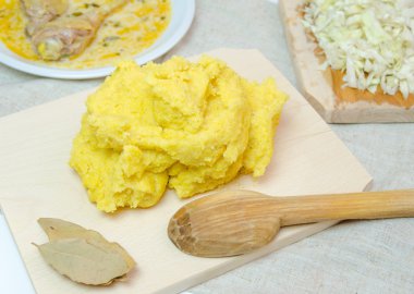 geleneksel Romen polenta ile tavuk güveç