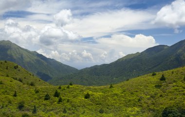 Yeşil Vadi ve gökyüzü bulutlu