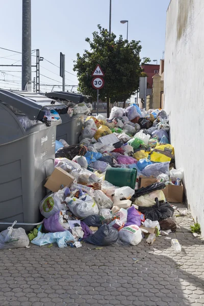 Tašky plné koše kolem kontejnery, vertikální Stock Snímky